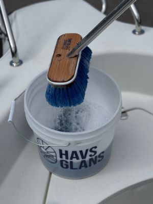 Rengöring av båt med Havsglans Boat Brush