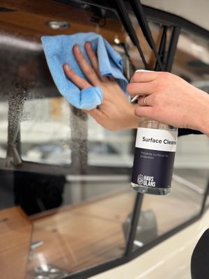 Fönster torkas av med mikrofiberduk och Surface Cleaner