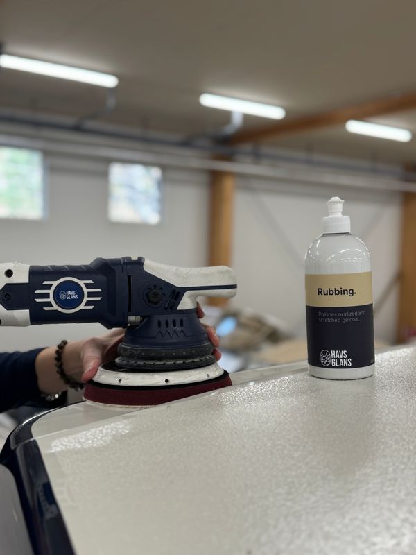 Polering av båtens gelcoat med polermaskin och Havsglans Rubbing