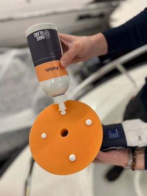 Havsglans Polish appliceras på en Polish Pad före polering
