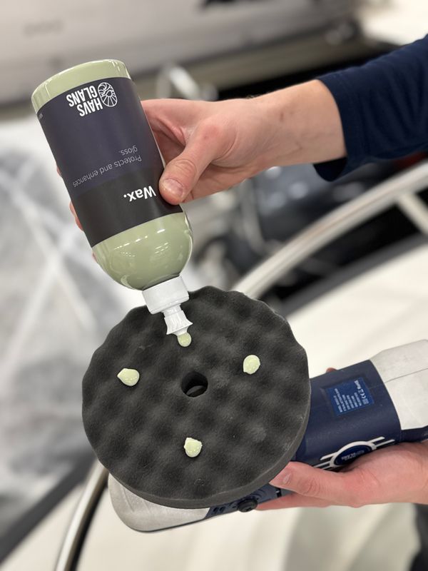 Wax appliceras på Wax Pad inför vaxning av båtens gelcoat