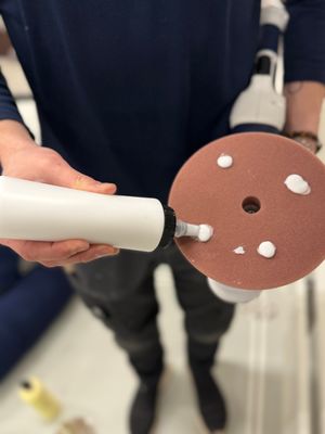 Dispenser Bottle 250 ml doserar polermedel direkt på en polertrissa