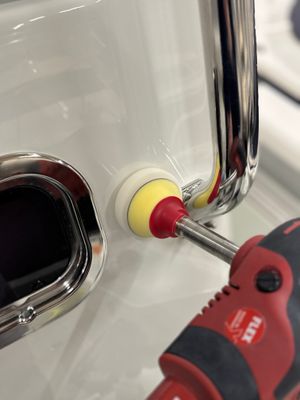 Polering runt rostfritt beslag med Extension Bar 80 mm och 75 mm polertrissa