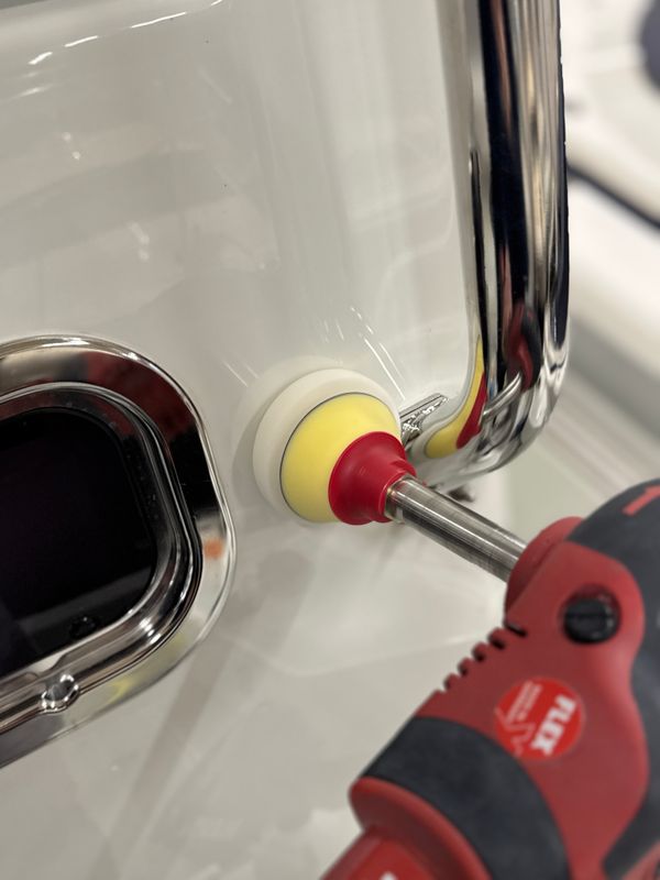 Polering runt rostfritt beslag med Backing Plate 75 mm Soft och Extension Bar 80 mm