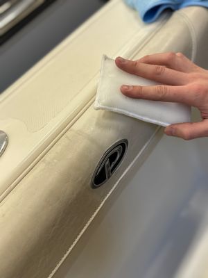 Detailing Pad används på en ljus båtdyna