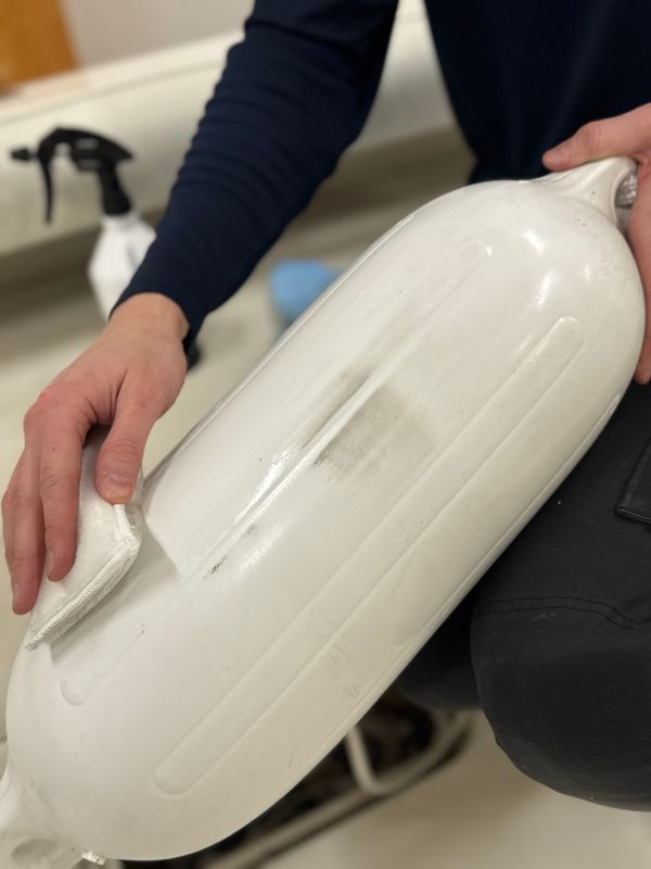 Rengöring av båtfender med Detailing Pad