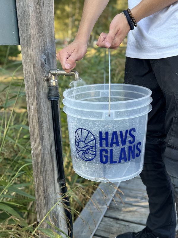 Havsglans Wash Bucket fylls med vatten vid bryggan