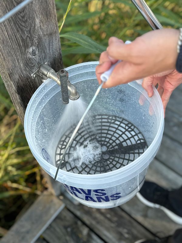 Smutsavskiljare i botten av Havsglans Wash Bucket