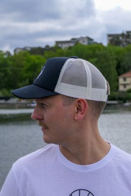 Flytande Havsglans-keps sedd från sidan