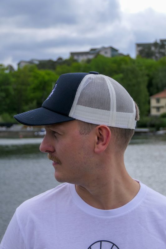 Flytande Havsglans-keps sedd från sidan