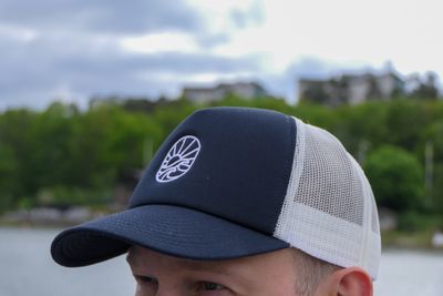 Närbild på Havsglans Floating Cap