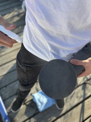 Sprayar vatten på Abralon våtslippapper
