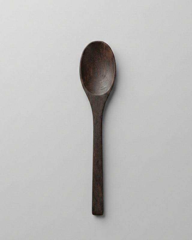 Handgjord träsked i mörkt trä