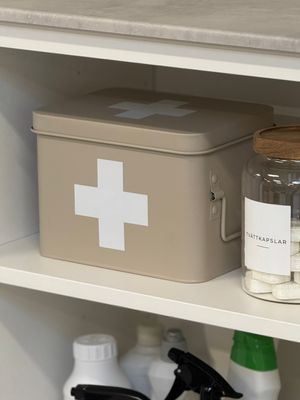 Medicinlåda i beige metall