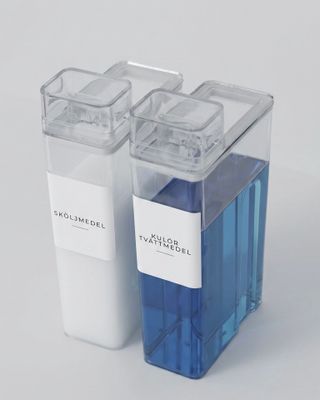 Tvättmedelsbehållare med lock