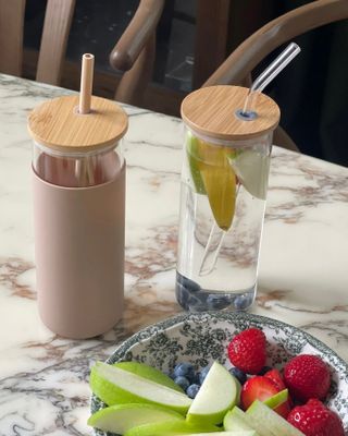 Glasbägare med lock och sugrör