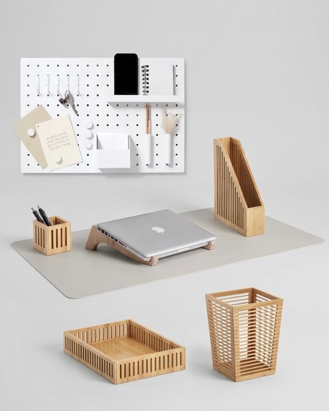 Skrivbordsharmoni i ljust trä