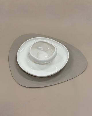 Oval bordstablett i beige