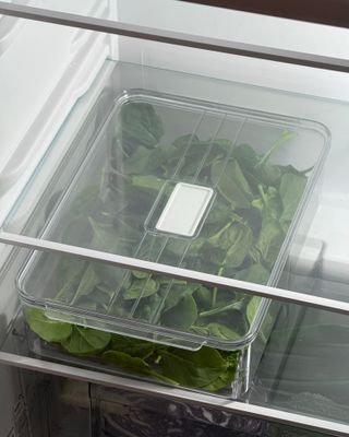 Stapelbar förvaringslåda med ventilationslock