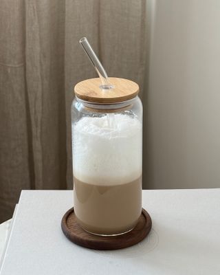 Glas med lock och sugrör