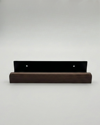 Vägghylla i valnöt 30 cm