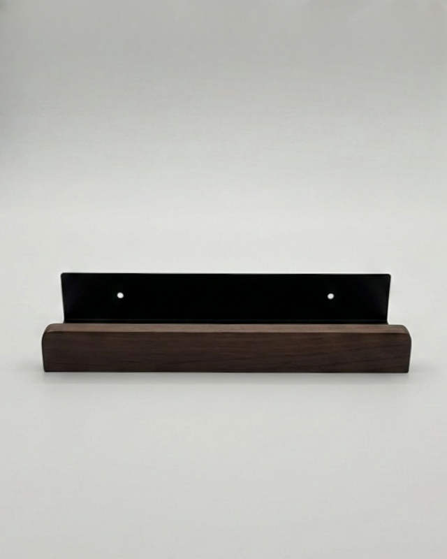 Vägghylla i valnöt 30 cm