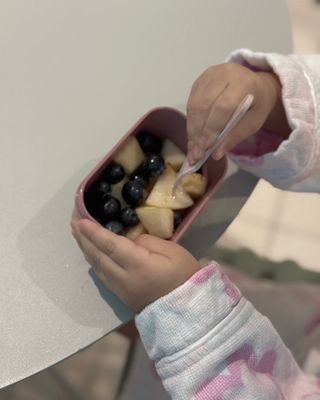 Rosa fruktlåda med gaffel