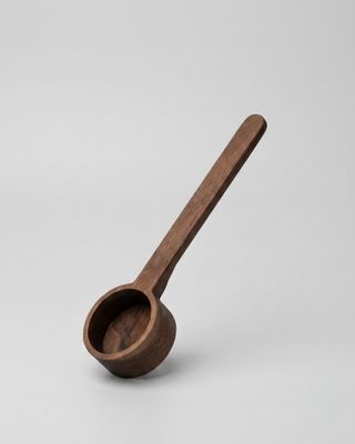 Träsked i valnöt 16.5 cm