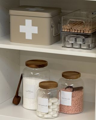 Medicinlåda i beige metall