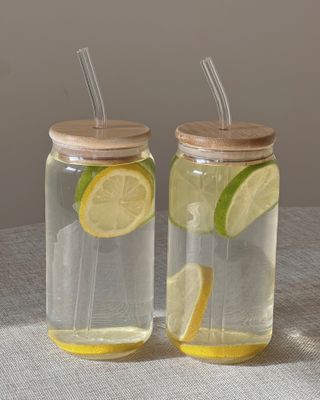 Glas med lock och sugrör