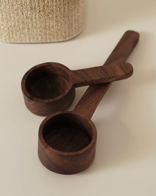 Träsked i valnöt 9.5 cm