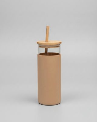 Glasbägare med lock och sugrör