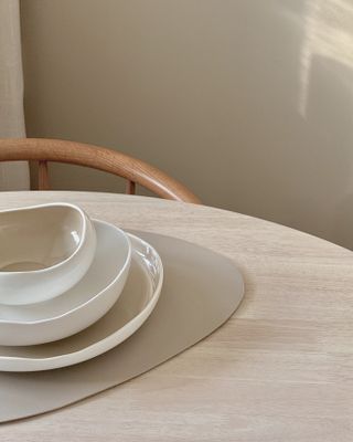 Oval bordstablett i beige