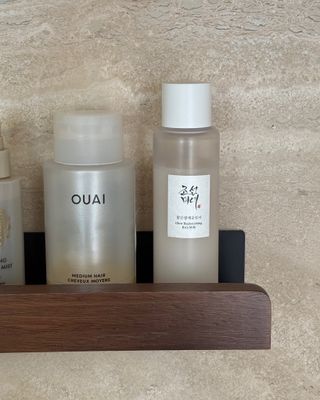 Vägghylla i valnöt 30 cm