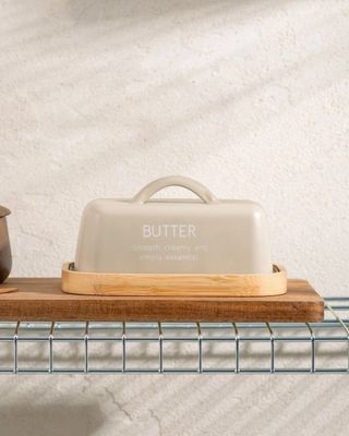 Smörask i beige med träbas