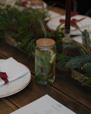 Glas med lock och sugrör