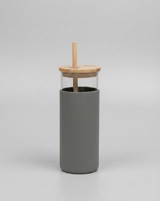 Glasbägare med lock och sugrör