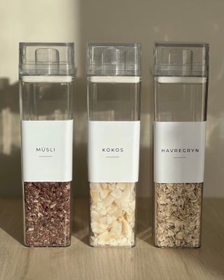 Tvättmedelsbehållare med lock