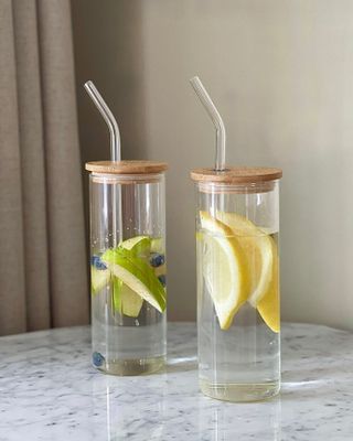 Glasbägare med lock och sugrör