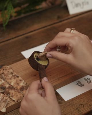 Träsked i valnöt 9.5 cm