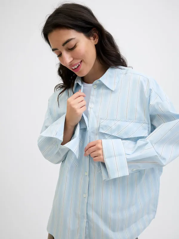Tidlös oversize skjorta med bröstfickor