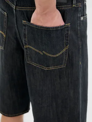 Långa mörkblå jeansshorts herr