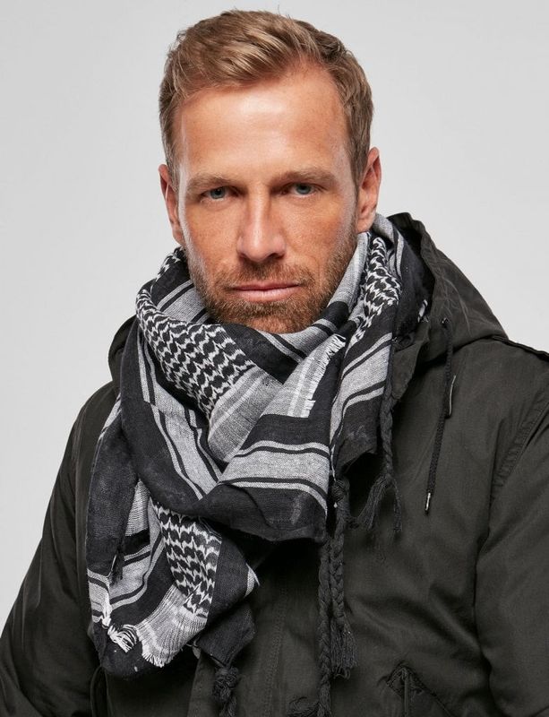 Produktbild på modell – Brandit Shemag Scarf