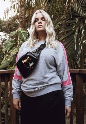 Grå sweatshirt med rosa arm dam