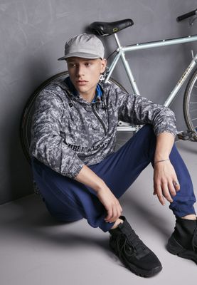 Men's jacket that can be folded into a small bag