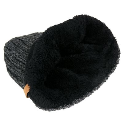 Hat with wide knitting and teddy lining