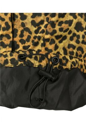 Leopard-patterned jacket lady