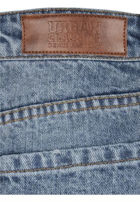 Jeans with a high waist and in the 90s style lady