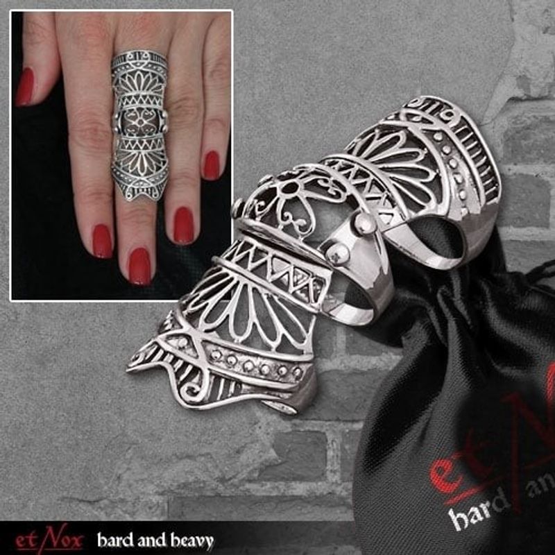 armour-finger-ring-i-rostfritt-stal-pa-hand.jpg