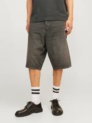 Klassiska svarta jeansshorts med fem fickor